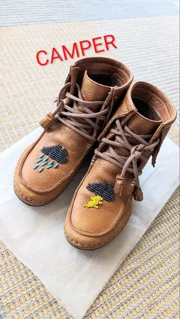 [ 새상품급 ] CAMPER 트윈즈 비즈 자수 비와 번개 가죽 숏부츠