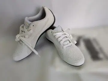 PUMA 메쉬 화이트 스니커즈