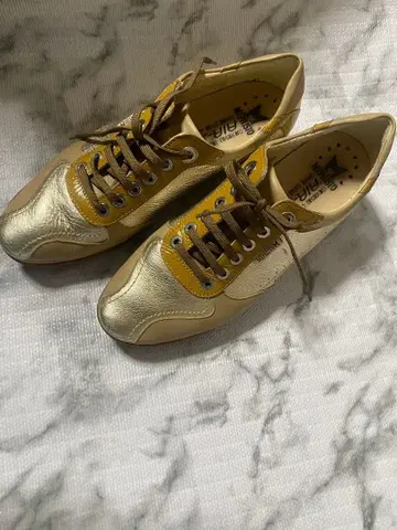 골드 합성 피혁 스니커즈