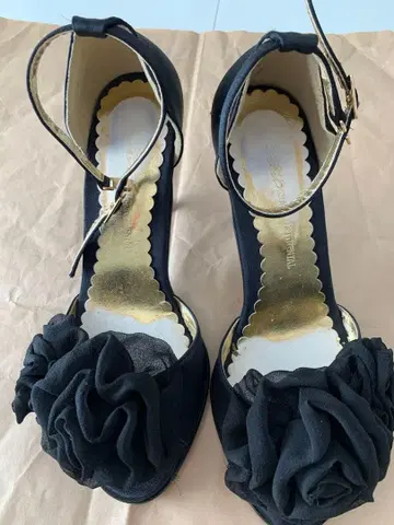 GRACE CONTINENTAL 블랙 샌들 하이힐