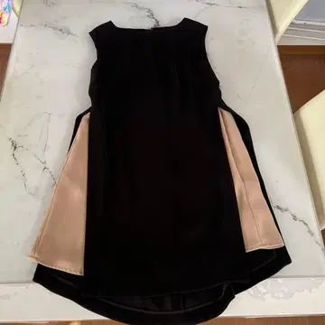 슬리브리스 무릎 기장 원피스 블랙과 베이지