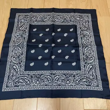 네이비 페이즐리 무늬 실크 스카프 마니프리