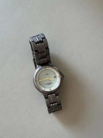 ELGIN 여성용 축광 쉘 다이얼 티타늄 솔라 작동품