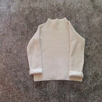 어반 리서치 도어즈 크림색 하이넥 니트