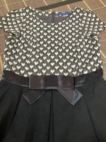 하트 무늬와 리본 포함 드레스