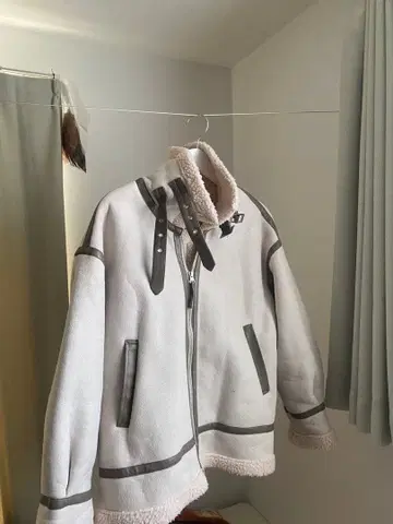 화이트 쉘 퍼 무스탕 코트