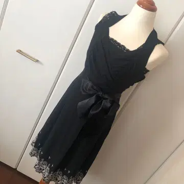 레스트로즈 밑단 자수 홀터 원피스 블랙