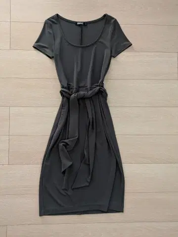 [ DKNY ] 반팔 원피스 허리 리본 슬릿 다크 그레이 P