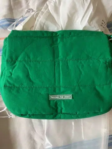 BEYOND THE VINES 숄더백 그린