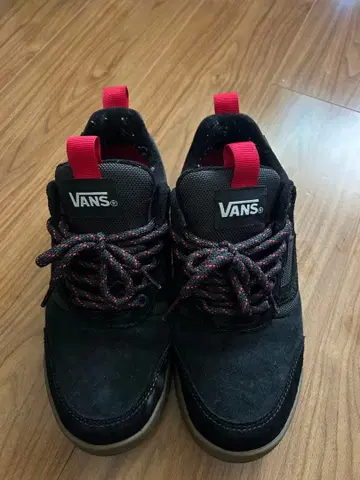 VANS 스웨이드 스니커즈 블랙/레드