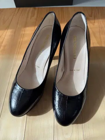 BRUNOMAGLI 블랙 악어 엠보싱 하이힐 약 8cm