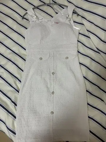 Tika 화이트 리본 펄 버튼 타이틀 드레스