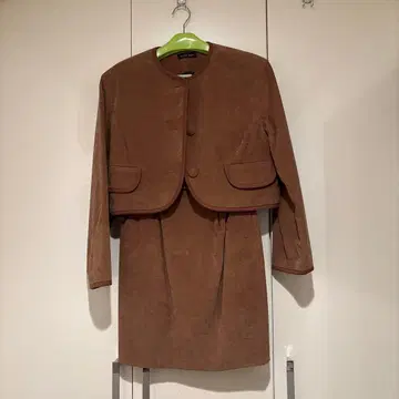 브라운 스웨이드풍 자켓과 스커트 세트