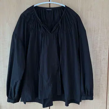 아워홈 ourhome 풍성한 개더 플레어 블라우스 블랙