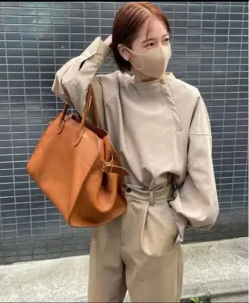 STYLEMIXER 베이지 긴팔 셔츠와 가죽풍 팬츠