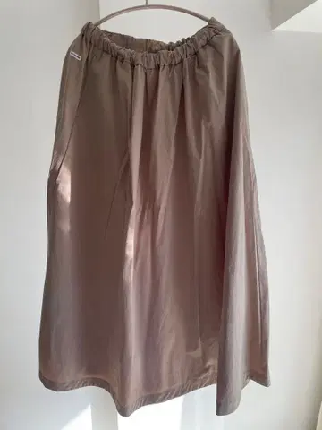 HELLY HANSEN 베이지 플레어 롱 스커트