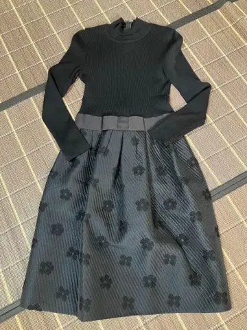 블랙 플라워 무늬 무릎 기장 원피스