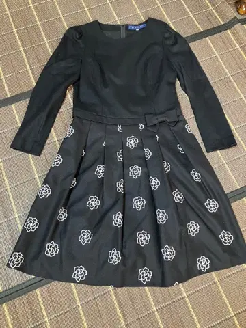 꽃무늬 자수 긴팔 무릎 기장 원피스 블랙