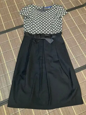 슬리브리스 무릎 기장 원피스 하트 무늬