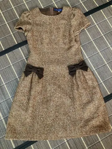 브라운 계열 헤링본 반팔 원피스