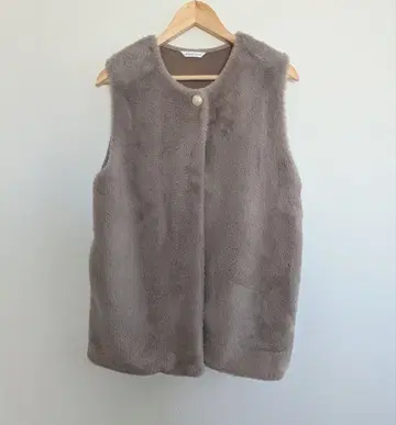 이번 시즌 ANNA LUNA 그레이지 퍼 베스트 M