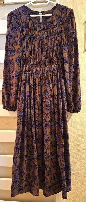 보라색 꽃 셔링 원피스