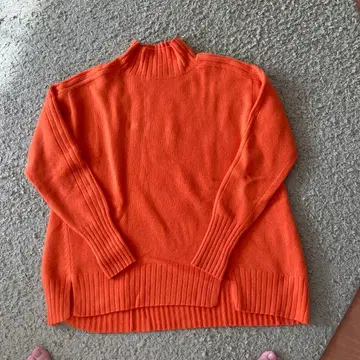 어반 리서치 오렌지 래글런 하이넥 스웨터
