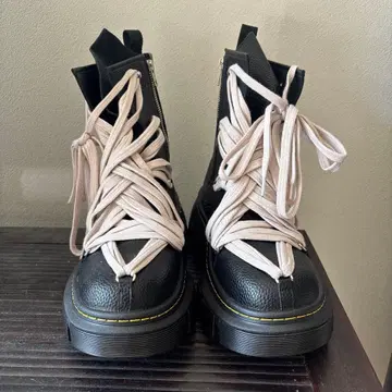 지퍼 달린 블랙 통굽 부츠