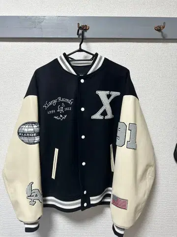 XLARGE 바시티 자켓 블랙/아이보리