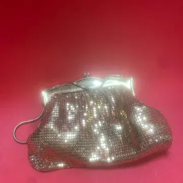 골드 메탈릭 장식 클러치백