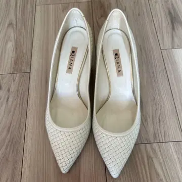 DIANA 꼬임 디자인 화이트 펌프스