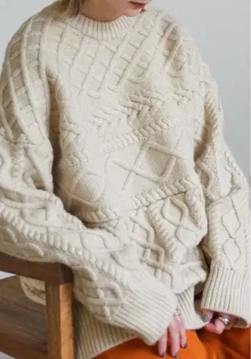 크림색 오버 사이즈 케이블 니트 스웨터