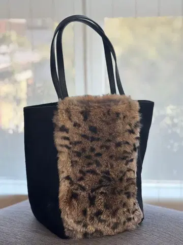 UNITED ARROWS 퍼 달린 블랙 토트백