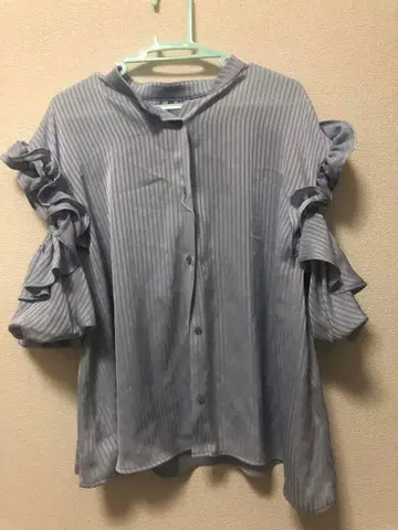 프릴 스트라이프 반팔 셔츠 옅은 파랑