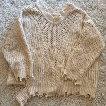 아이보리 케이블 니트 스웨터
