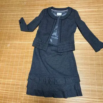 다크 그레이 프릴 정장 세트