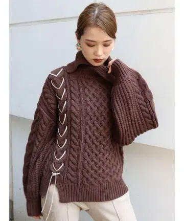 MURUA 사이드 슬릿 터틀 케이블 니트