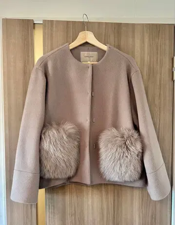 JUSGLITTY 포켓 퍼 미디 코트