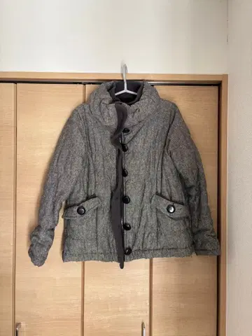 그레이 후드 부착 다운 자켓