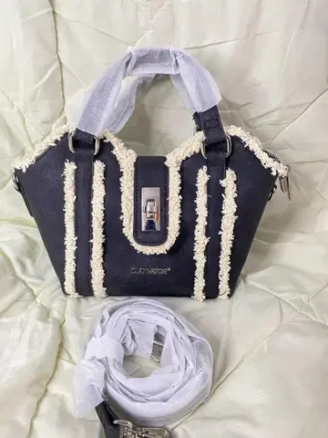 네이비 핸드백 스트라이프 장식