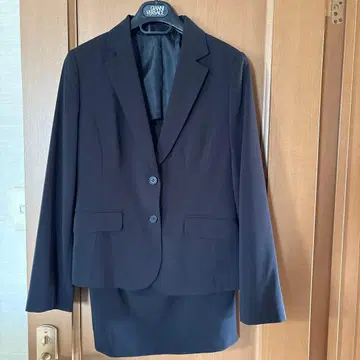 블랙 자켓과 스커트 세트