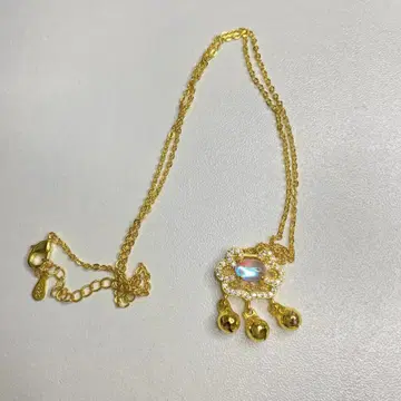 오로라 스톤이 달린 골드 목걸이