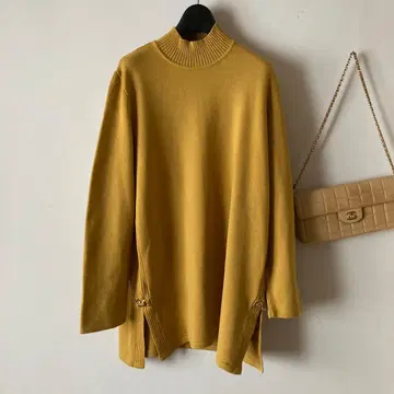 살바토레 페라가모 로고 금장 장식 고급 윤기 울 두께감 니트 튜닉