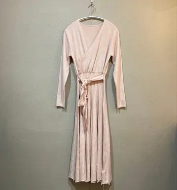 SAISON DE PAPILLON 리브 플리츠 A라인 롱 니트 원피스