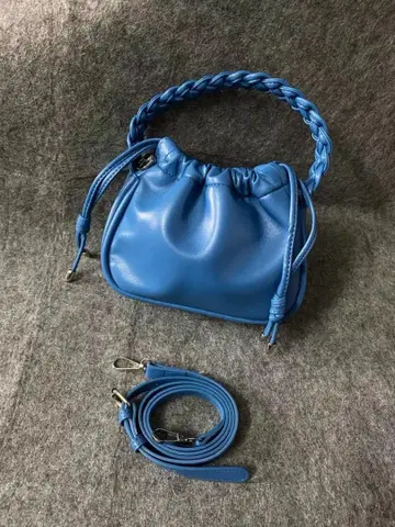 파란색 가죽 복조리형 숄더백