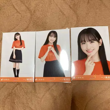 노기자카46 이치노세 미쿠 히구치 히나 졸업 세레모니 티셔츠 브로마이드
