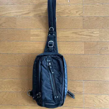 블랙 바디백 지퍼 포켓 부착