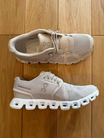 On 화이트 스니커즈