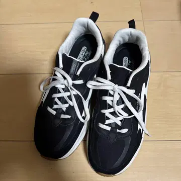 SKECHERS 블랙/화이트 스니커즈