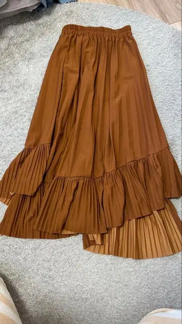 브라운 플리츠 스커트 프릴 포함